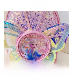 Détail du sac à dos rose à paillettes pour enfant avec motif Elsa et ailes de papillon