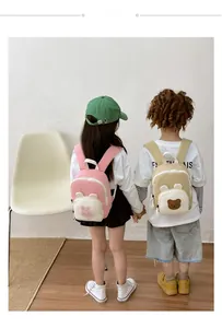 Détail des broderies lapin et ours sur sacs à dos pour enfants en toile avec oreilles 3D