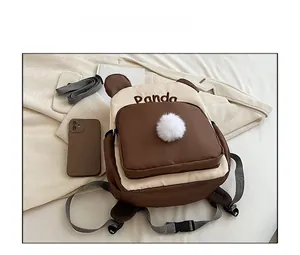 Detailansicht vom Kontrast-Canvas-Rucksack mit Bärenohren und Panda-Stickerei