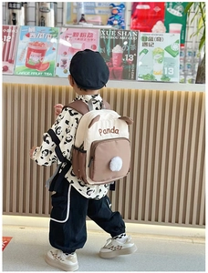 Detail eines Panda-Kinderrucksacks mit süßen 3D-Ohren und Pompon-Schwanz für Kleinkinder