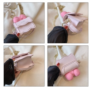 Détails du sac bandoulière rose à nœud avec chaîne dorée et boucle magnétique en métal