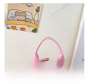 Vue détaillée de la poignée en cuir PU rose et des coutures soignées sur le sac à dos fille