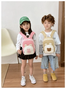 Détail des sacs à dos en toile lapin rose et ours kaki portés par des bambins
