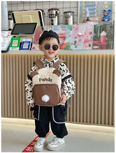 Detailansicht Kinder Panda Rucksack mit weichem Bommel und Panda-Stickerei aus Canvas
