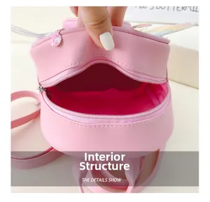 Vue macro détaillée montrant le compartiment unique spacieux et la doublure de ce sac rose