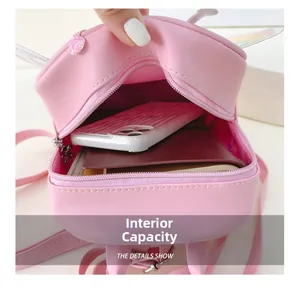 Vue intérieure du sac à dos rose clair en cuir PU à paillettes avec objets de rangement