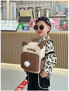 Nahaufnahme des Panda-Rucksacks mit weichem Plüschball und Stickerei für Kinder