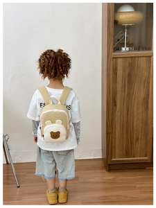 Détail d'un sac à dos pour enfant kaki avec broderie ours et oreilles de lapin 3D