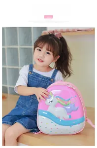 Detail eines rosa Hartschalen-Kinderrucksacks mit 3D-Einhorn-Relief und Regenbogen-Druck