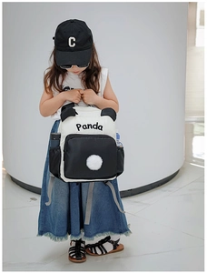Detailansicht eines Panda-Kinderrucksacks aus Canvas mit 3D-Ohren und Plüschball