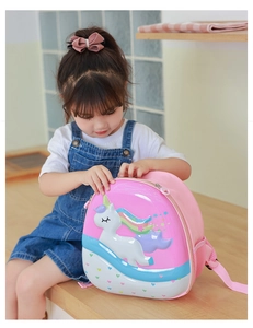 Mädchen mit rosa Hartschalenrucksack mit Einhorn-Relief in Alltagssituation