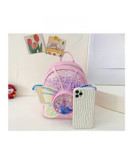 Vue détaillée du sac à dos rose à paillettes pour filles avec ailes de papillon en 3D