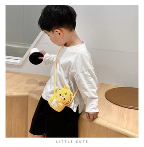 Petit enfant portant un joli sac bandoulière tigre fait main en maille jaune vif