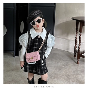 Dettaglio vestito in tweed con maniche a sbuffo in organza e borsa rosa trapuntata