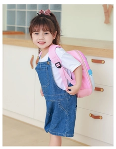 Detailansicht eines rosa Kinderrucksacks mit Netztaschen und gepolsterten Trägern