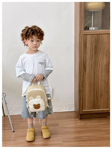 Détail d'un mini sac à dos beige pour enfants avec oreilles d'ours en 3D