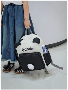 Detailansicht der seitlichen Netztasche des Panda-Kinderrucksacks mit Wasserflasche