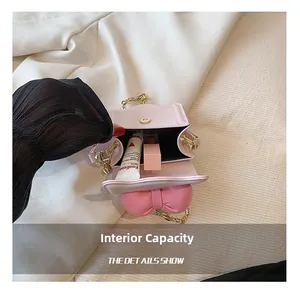 Vue intérieure montrant la capacité du mini sac rose à nœud pour rouge à lèvres