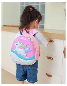 Rosafarbener Kinderrucksack mit 3D-Einhorn-Hartschale und seitlichen Netztaschen für Mädchen