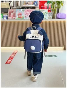 Detailansicht des Kinderrucksacks mit Pandamotiv, 3D-Ohren und kontrastreichem Segeltuch