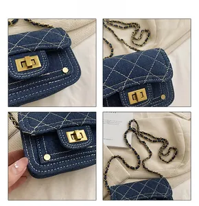 Dettagli della borsa a tracolla in denim trapuntato con chiusura dorata e catena