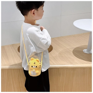 Bambin portant un joli sac bandoulière tigre jaune fait main avec détails au crochet