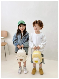 Détail de deux jolis sacs à dos d'animaux en crème et jaune pour les tout-petits