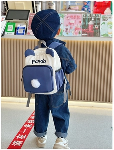 Detailansicht Kinder Panda Rucksack mit blauen Kontrasten und Plüschball auf dem Rücken