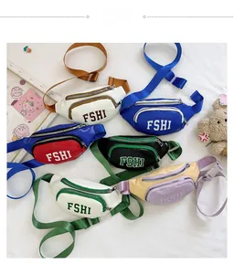 Vista dettagliata dall'alto di vari marsupi colorati per bambini con il logo FSHI