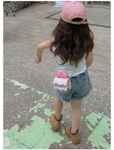 Détail du mini sac bandoulière rose avec un grand nœud 3D et une chaîne dorée fine