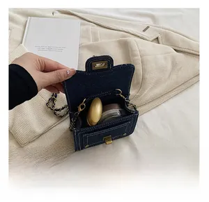 Vista interna della mini borsa in denim con spazio per piccoli accessori