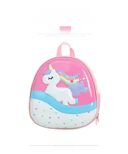 Vorderansicht Kinderrucksack mit rosa Hartschale und 3D Einhorn-Regenbogen-Motiven