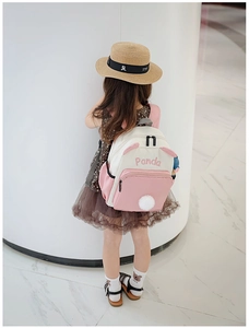 Detailansicht des pink-weißen Panda-Rucksacks mit 3D-Ohren und Plüschschwanz für Kinder