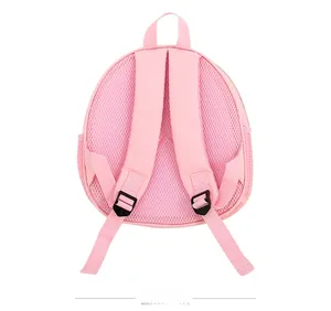 Rückseite des rosa Kinderrucksacks mit atmungsaktivem Mesh und verstellbaren Trägern