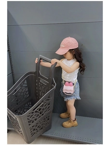 Détail du sac à bandoulière rose pour filles avec chaîne dorée et décor de nœud élégant