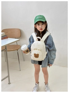 Vue détaillée du sac à dos en toile blanche pour enfant avec broderie ours et oreilles