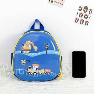 Detail eines blauen Kinderrucksacks mit Cartoon-Fahrzeugmotiven und praktischem Netzfach
