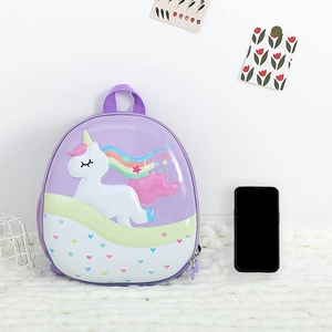 Detail eines Einhorn-Hartschalenrucksacks mit Regenbogenmähne und Herzmustern