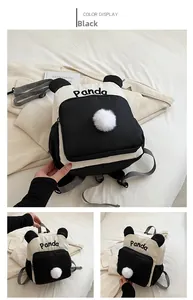 Detail eines Panda-Rucksacks aus Canvas mit niedlichen Ohren und weißem Bommel