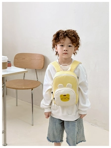 Vue de face d'un sac à dos enfant tigre jaune et blanc porté par un petit enfant