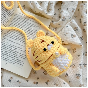 Vue détaillée du sac tigre au crochet fait main pour enfants avec bouton perle et maille douce