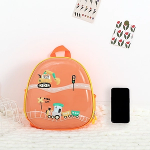 Detail eines glänzenden orangefarbenen Kinderrucksacks mit Cartoon Bagger und Zug Motiven