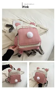 Detail von rosa-weißem Panda-Rucksack mit Bommel und süßen Ohren für Kinder