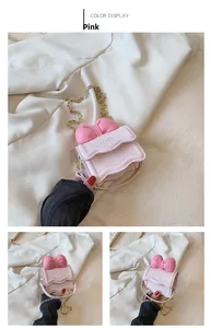 Détail du mini sac rose avec grand nœud, chaîne dorée et design à rabat ondulé