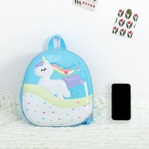 Detailansicht des 3D-Einhorn-Designs und der Herzmuster auf diesem blauen Kinderrucksack