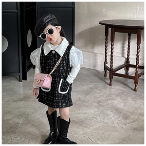 Dettaglio della mini borsa a catena trapuntata rosa con abito in tweed e accessori moda