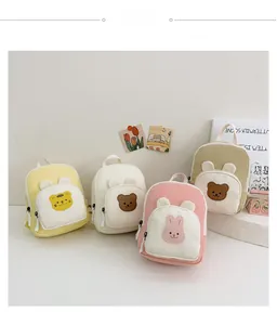 Détail de quatre sacs à dos en toile pour enfants avec broderies d'animaux mignons