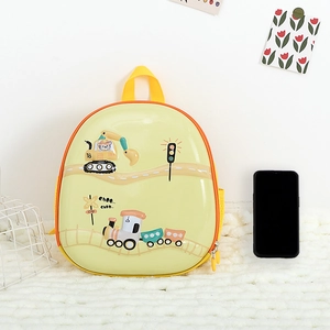 Detail eines Eierschalen Kinderrucksacks mit gelber Hartschale und Comic Transportprint