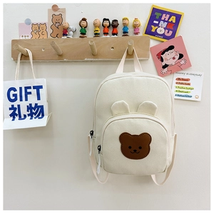 Détail du mini sac à dos en toile crème avec broderie ours et oreilles 3D décoratives