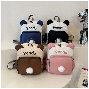 Detail von Panda-Kinderrucksäcken mit Ohren-Dekor und kleinen Plüschball-Akzenten